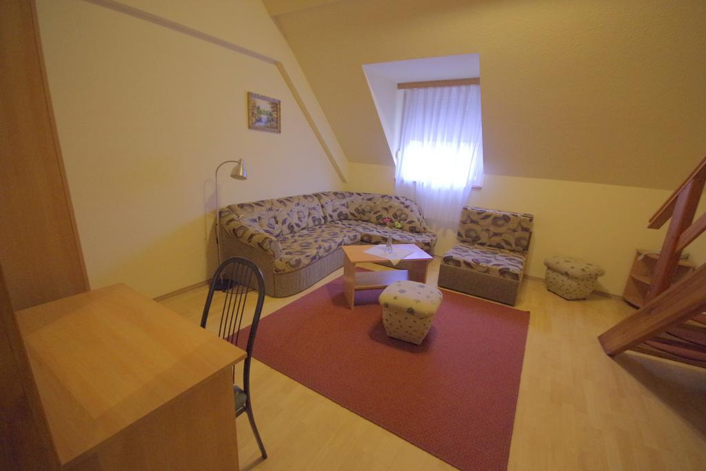 Hotel Vadaszkuert Superior Székesfehérvár Δωμάτιο φωτογραφία